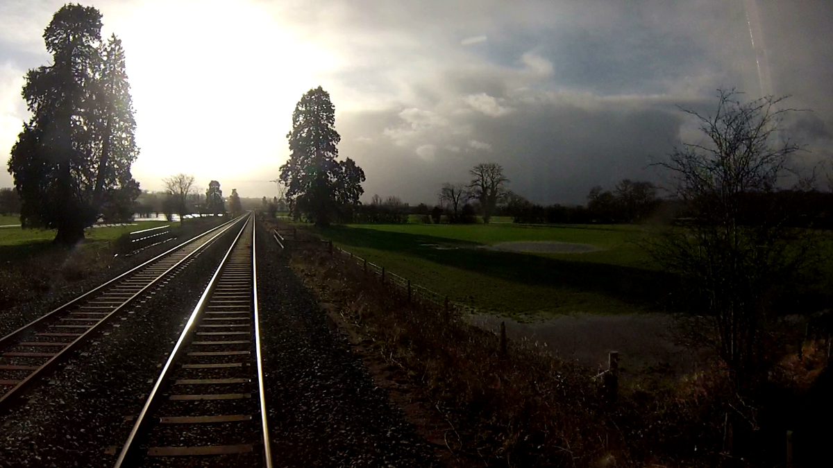 Dolygfa gyrrwr o'r rheilffordd